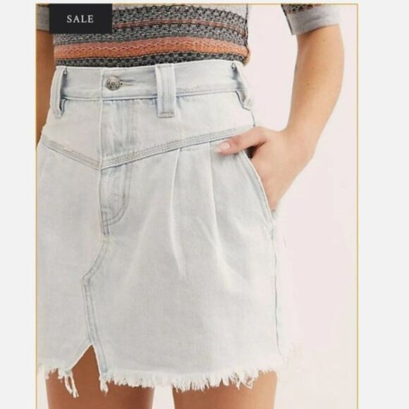 Free People Sidecar Denim Mini Skirt size 29 Light Wash Frayed Hem Destructed - Picture 2 of 8